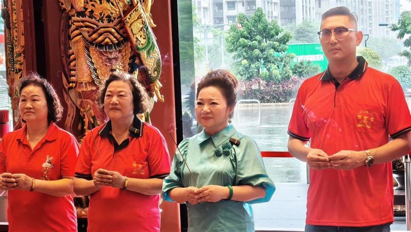 白冰冰外景出事！臉色慘白「狂吐黑色物」