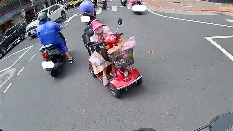 阿嬤騎電動代步車「逆向」嚇壞騎士。（圖／翻攝記者爆料網）