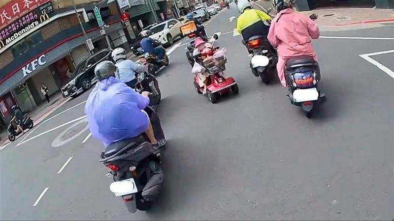 阿嬤騎電動代步車「逆向」嚇壞騎士。（圖／翻攝記者爆料網）