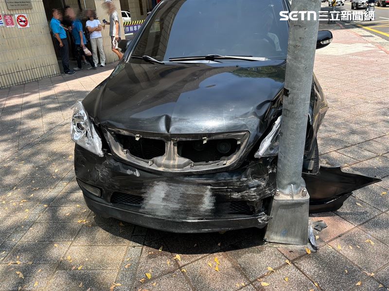 北市蔡翁開車行經石牌國中門口時，突然追撞3部轎車。（圖／翻攝畫面）