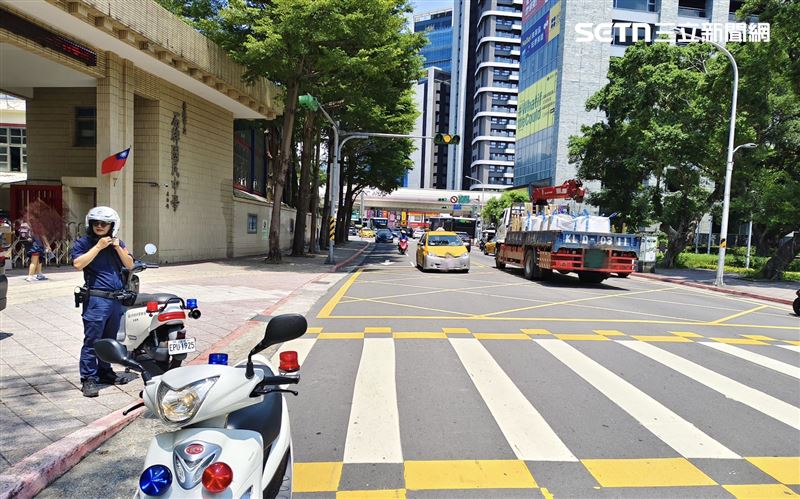 北市蔡翁開車行經石牌國中門口時，突然追撞3部轎車。（圖／翻攝畫面）