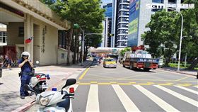 ▲北市蔡翁開車行經石牌國中門口時，突然追撞3部轎車。（圖／翻攝畫面）