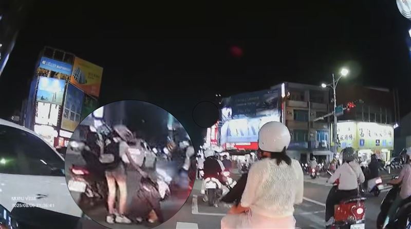 後座短褲辣妹摔車後白皙雙腿跪地，一度痛到無法起身。（圖／翻攝爆料公社公開版）