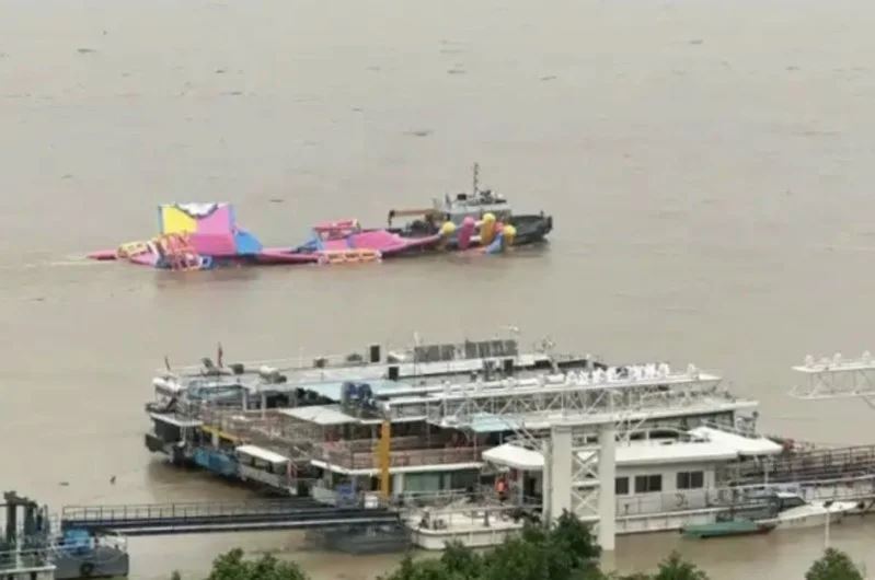 廣東地區花了1.2億新台幣打造的水上樂園才剛剛營運三天，就慘遭洪水襲擊。(圖/翻攝微博)