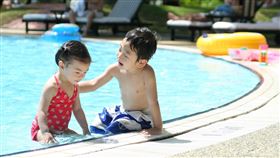 ▲出國,旅遊,泳池,暑假,搭訕,泳褲,泳裝,男童,女童,家庭,民宿。（示意圖／翻攝pixabay）