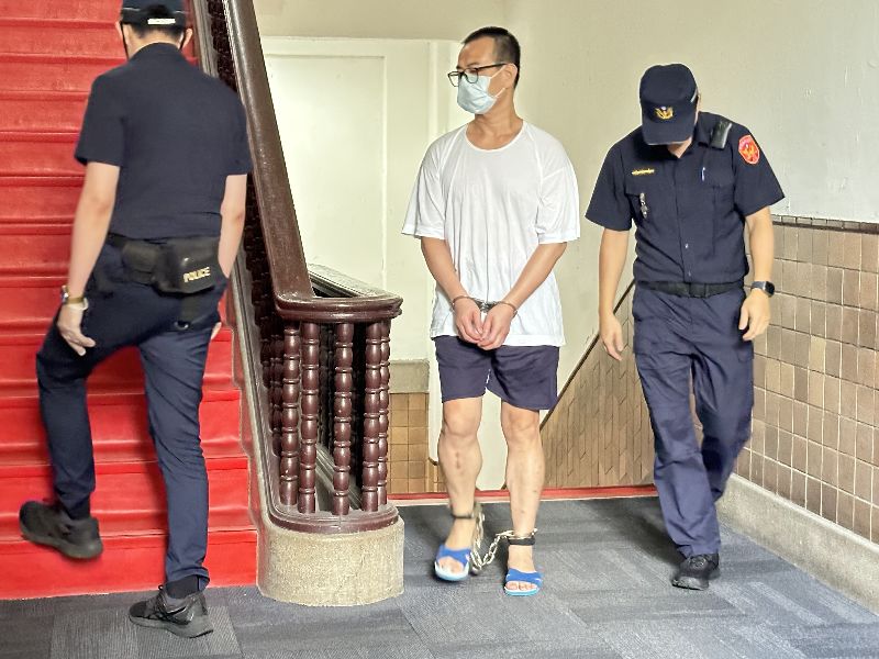 連佐銘（中）被控殺害同學並向家屬勒索贖金，遭判死刑定讞，至今逾20年尚未伏法。連佐銘聲請再審，台灣高等法院7日召開訊問庭，連男被提訊到庭。（圖／中央社）
