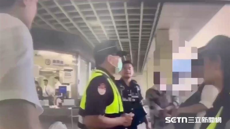 北市楊男與蔡男在捷運車廂內互毆，捷警到場排解。（圖／翻攝畫面）