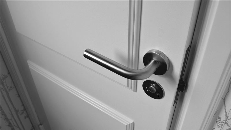 惡夫妻囚虐閨蜜當奴隸　打火機燒腳淋熱水