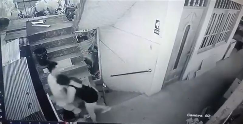 艾蜜莉飛撲抱住男友，結果雙雙墜樓，一死一命危。（圖／翻攝自X）
