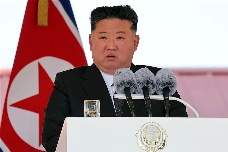 南韓將部分軍演延後,有分析指是因想向北韓遞出橄欖枝;圖為北韓領導人金正恩。(圖/美聯社/達志影像)