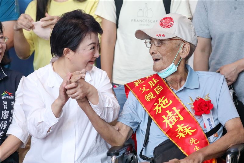 父親節前夕，盧秀燕與400位模範父親一一合照。（圖／台中市政府提供）
