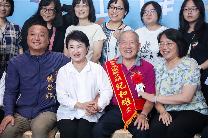 父親節前夕，盧秀燕與400位模範父親一一合照。（圖／台中市政府提供）