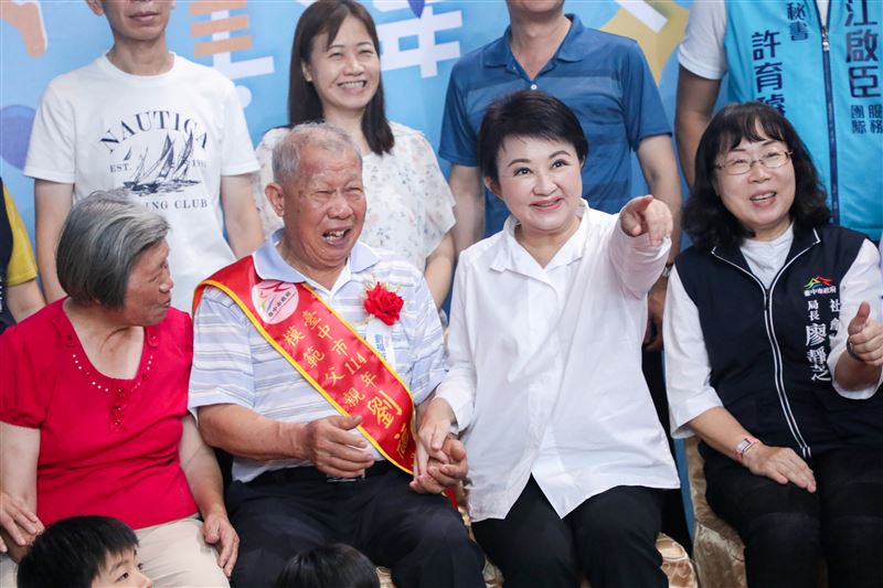 盧秀燕與400模範父親合照，花3.5小時拍好拍滿。（圖／台中市政府提供）