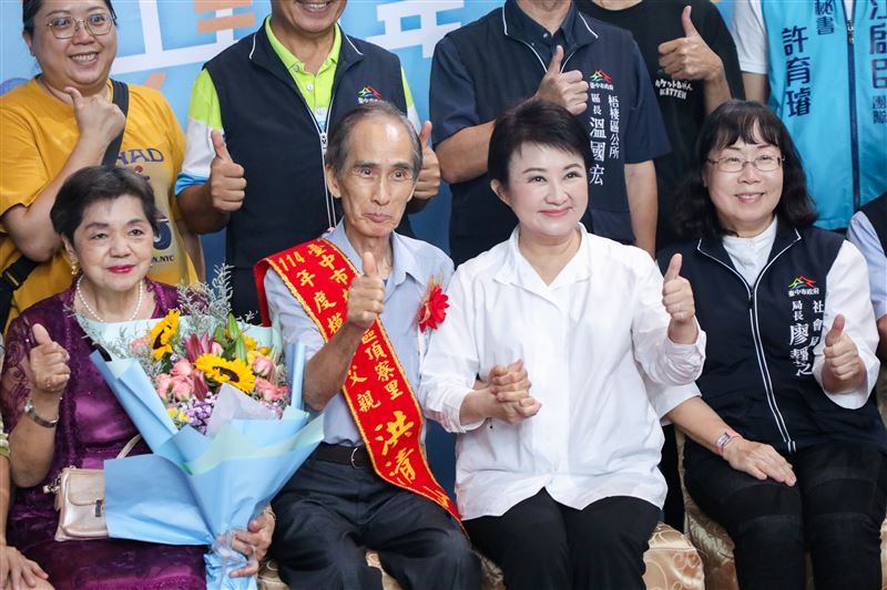 盧秀燕與400模範父親合照，花3.5小時拍好拍滿。（圖／台中市政府提供）