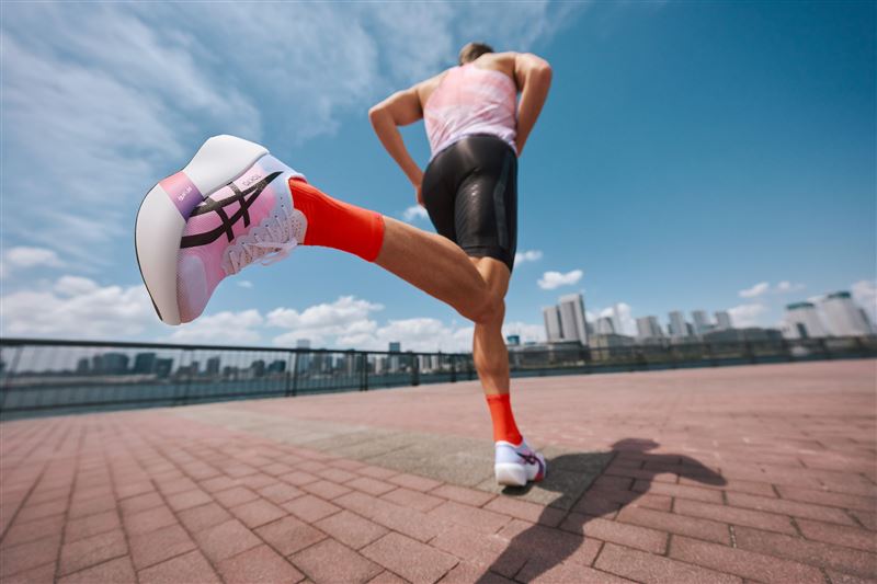 專業運動品牌ASICS推出極輕量碳板跑鞋──METASPEED RAY。(圖/品牌業者提供)