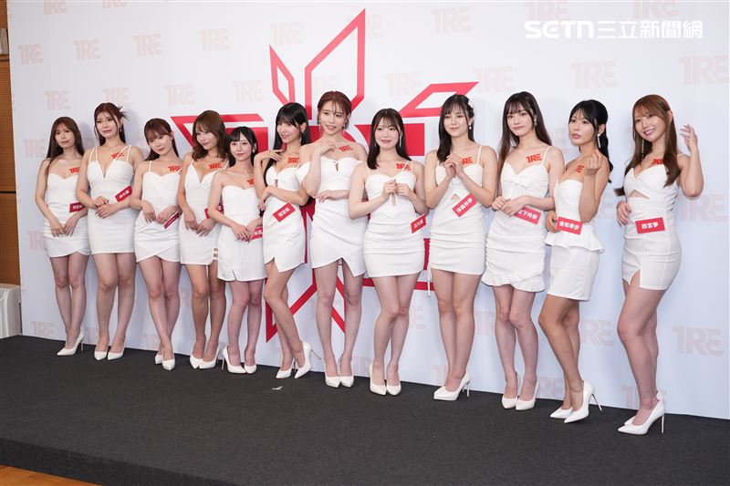 12名女優一字排開。(圖/記者鄭孟晃攝影)