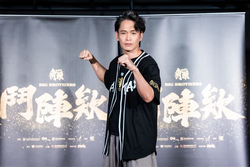 黃鐙輝首次加入角頭宇宙,與20多位女優合體。(圖/曼尼娛樂提供)