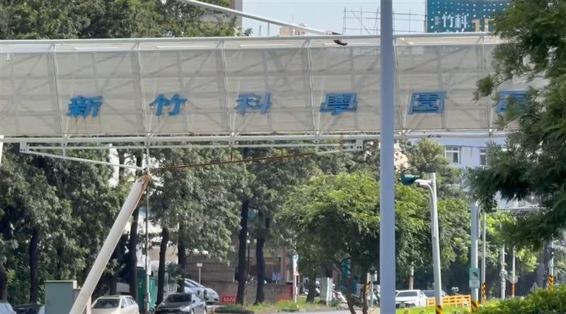 薪資查詢平台「比薪水」最新公布2025年全台工程師年薪排行榜,結果由新竹市以「81萬3572元」奪冠。(圖/翻攝畫面)