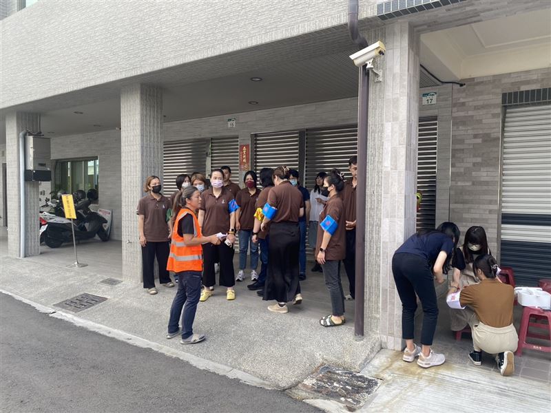 吳寶春食品公司員工配合警消進行疏散。(圖/消防局提供)