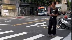 藝人唐治平現身北市區，民眾發現他神情恍惚繞馬路來回走。（圖／民眾提供）