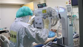 為強化我國對新興傳染病之應變量能，台大醫院今辦理國外返台疑似特殊病原傳染病病人收治演練，並由疾管署長莊人祥到場交流，針對演練過程提出建議。（圖／疾管署提供）