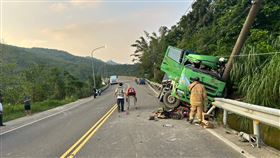 高雄,砂石車,自撞,甲仙四德大橋,電桿。（圖／翻攝畫面）