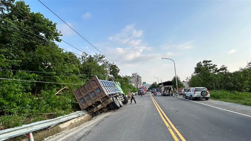 高雄砂石車自撞電桿,司機受困命危送醫搶救。(圖/翻攝畫面)