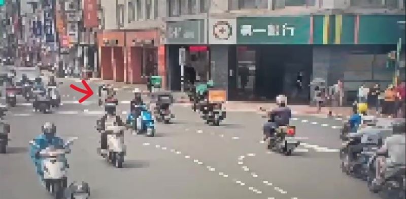 阿嬤騎電動代步車一路逆向衝進車陣，險象環生。（圖／翻攝畫面）