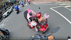 ▲阿嬤騎電動代步車一路逆向衝進車陣，險象環生。（圖／翻攝自Threads @lin_twodog）