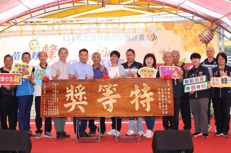 出身製茶世家的青農曾郁芳(左7)蟬聯「特等獎」,由縣長鍾東錦(左5)親自頒獎表揚。(圖/中央社)