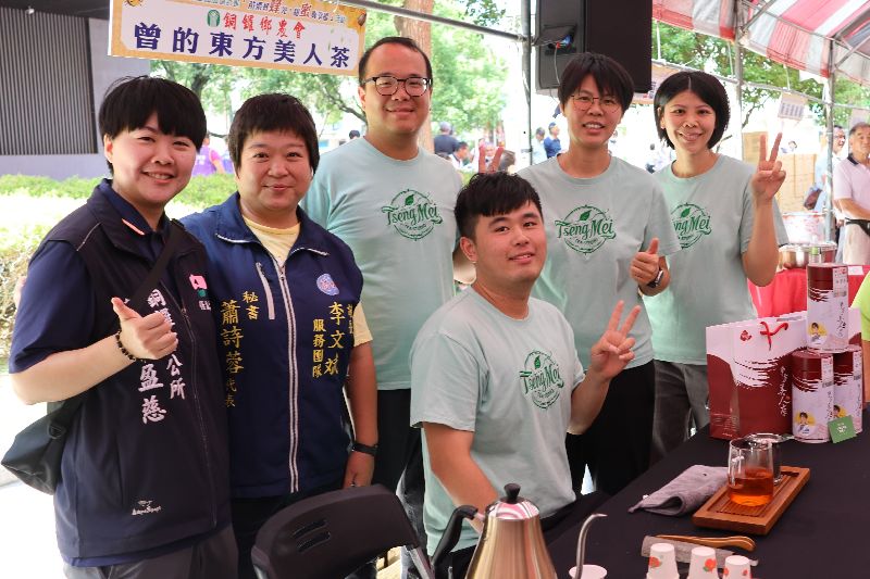 苗栗縣2025東方美人茶評鑑比賽7日頒獎,多項大獎都由銅鑼鄉茶農拿下,其中曾郁芳(右2)蟬聯特等獎,展現製茶實力。(圖/中央社)