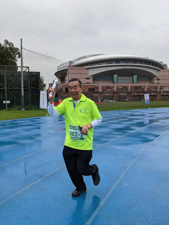 李龍騰醫師靠規律運動和作息養身，每3天跑10公里。（圖／翻攝自李龍騰臉書）