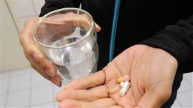 醫師提醒，避免使用來路不明的健康食品、濫用消炎止痛藥或某些中草藥。（圖／台中慈濟醫院提供）