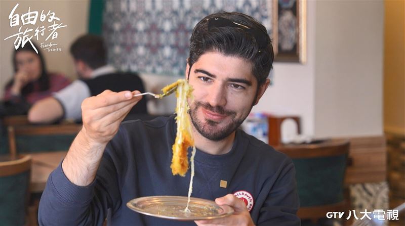 圖佳抗拒不了甜點的誘惑。(圖/八大提供)
