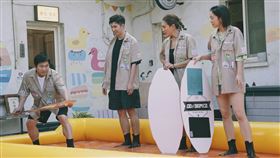 胡瓜（左）嘗試玩沙板，認真模樣100分（圖／客台提供）