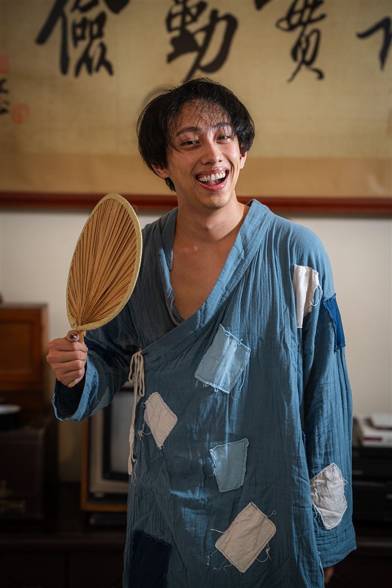 飾演劇中驅魔者聯盟其中一員的網紅梵君提醒網友要好好收看「驅魔者聯盟」,會讓人笑到翻過去。(圖/17LIVE提供)