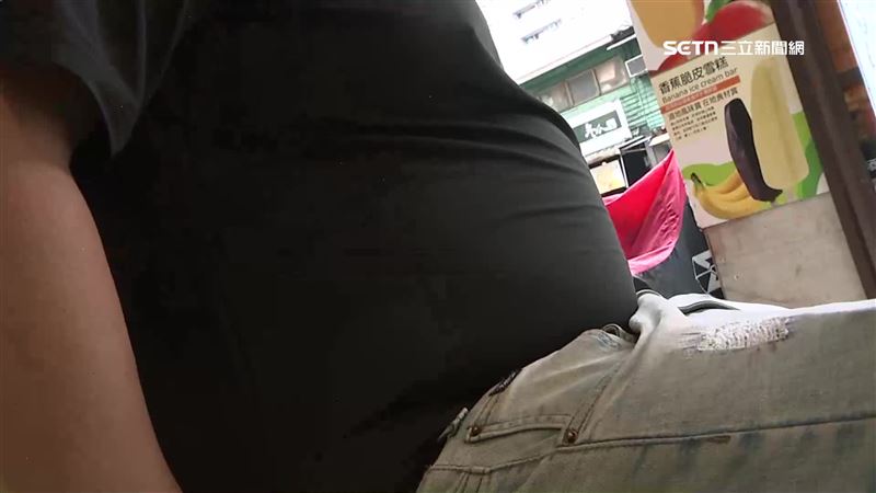 許多中年人的腰圍增大,卻不以為意。醫師表示,此會增加慢性腎病的風險。(示意圖/資料照)