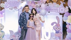 沈玉琳和小17歲的妻子芽芽育有1女「妍妍」，一家三口幸福和樂。（圖／翻攝自沈玉琳的御琳軍臉書）