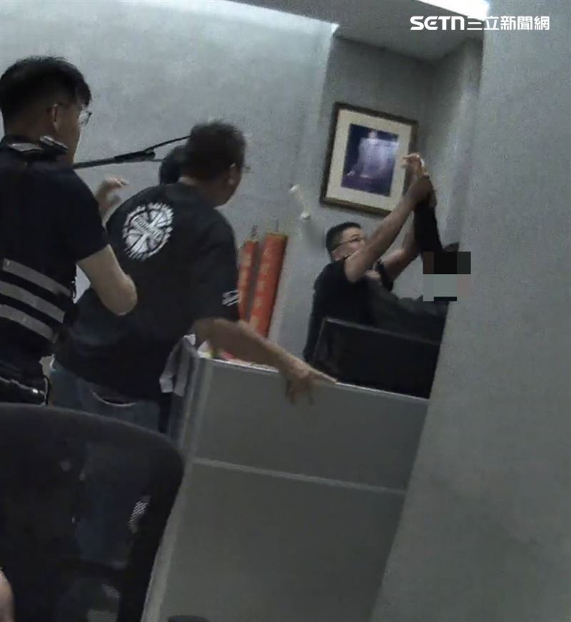 偵查隊長涂志宏持手機靠近吳男，抓準時機使出虎口奪刀，成功救出女員工。（圖／翻攝畫面）