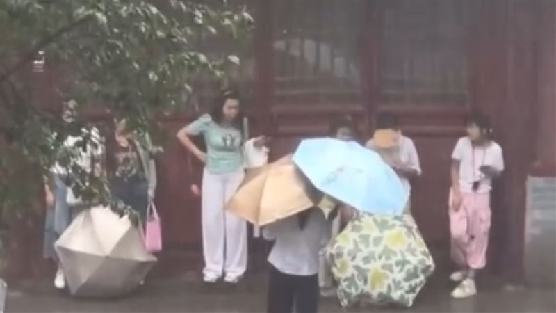 &nbsp;遊客抱怨，想進入寺廟內躲雨，卻被僧人拒絕進入。（圖／翻攝自微博）