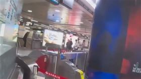 西門捷運站驚傳偷拍事件。（圖／翻攝畫面）