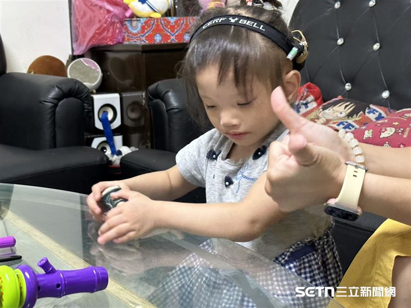 雖然萁萁是特殊兒，但媽媽從未放棄過她，反而自學手語教萁萁溝通並配合職能治療。（圖／記者張雅筑攝）