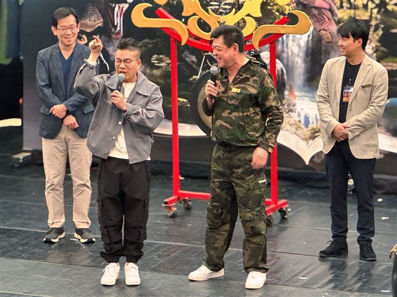 孫德榮曬出過去同台沈玉琳的照片。（圖／翻攝自臉書）