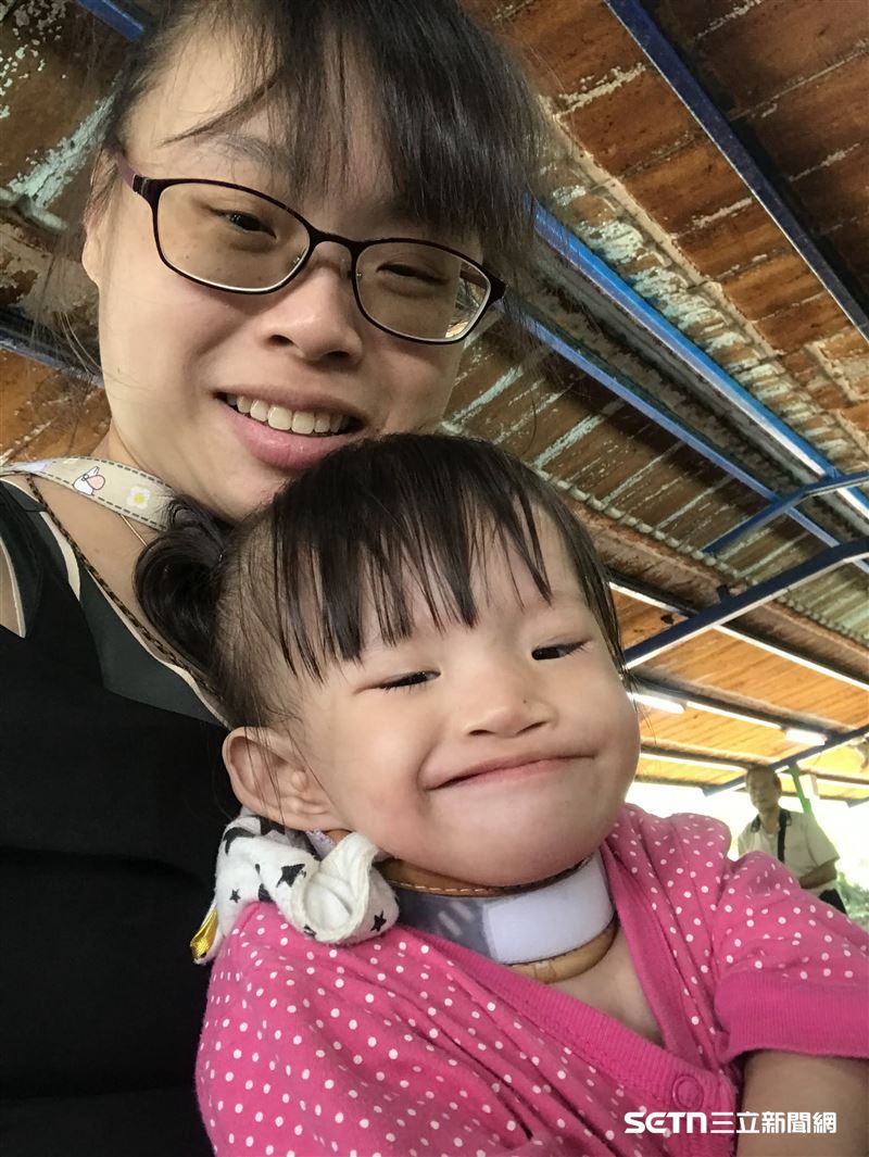 媽媽說，當自己在生產完再次醒來，萁萁已經在加護病房裡，自己每天只能把手機交給護理師拍照瞭解女兒的狀況，她笑說，醫師本來斷言撐不過7天，但沒想到萁萁在裡面生命力旺盛，護理人員一個不注意，就可以把管子拔掉。（圖／受訪者提供）