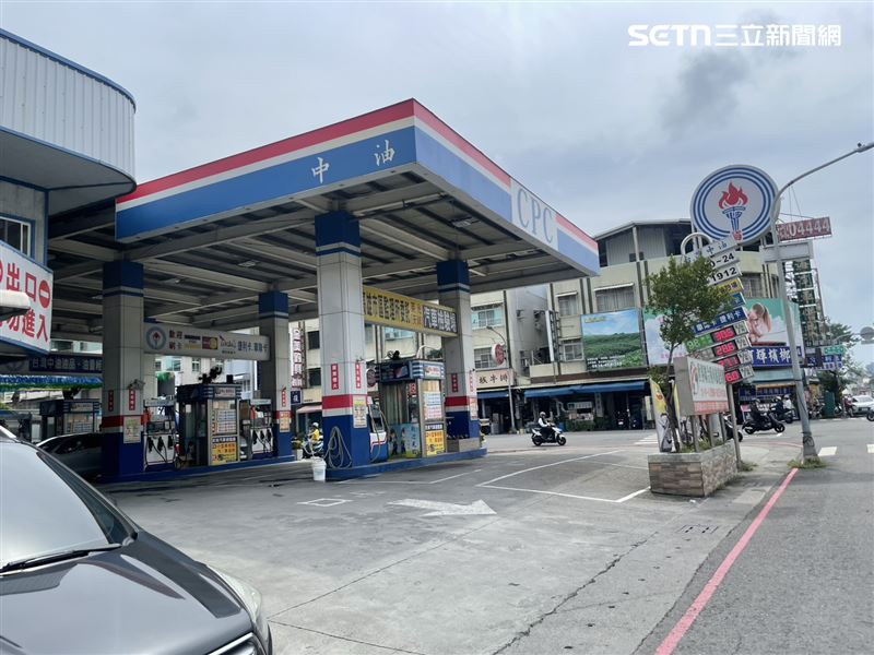 根據規定，防空避難點必須遠離加油站、化工廠或液氣設備等高風險場所，實際上卻相反。（圖／翻攝畫面）