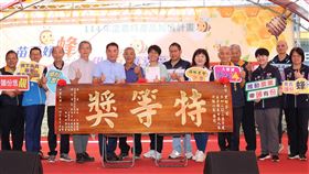 苗栗東方美人茶評鑑　青農曾郁芳蟬聯特等獎苗栗縣2025東方美人茶評鑑比賽7日頒獎，出身製茶世家的青農曾郁芳（左7）蟬聯「特等獎」，由縣長鍾東錦（左5）親自頒獎表揚。（苗栗縣政府提供）中央社記者管瑞平傳真  114年8月7日