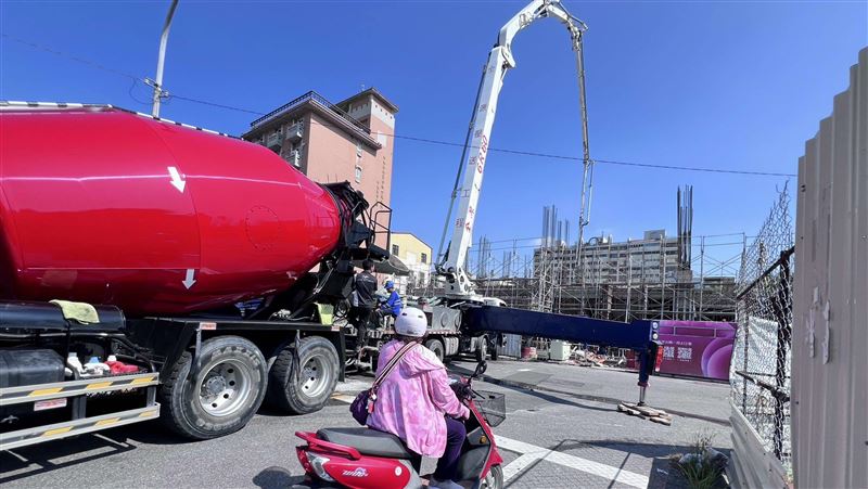 送急診遇工地混凝車不給過　警秒開6罰單