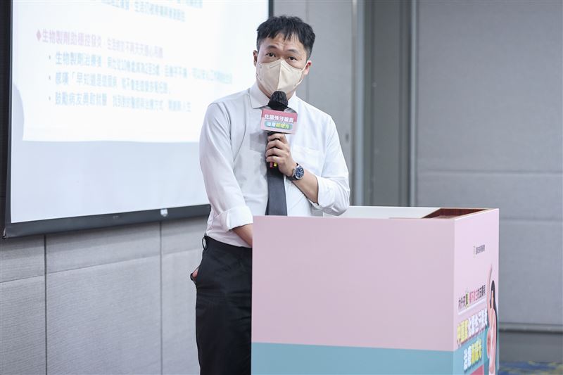 病友小穎分享，過去誤認青春痘20年，反覆爆膿劇痛，後才確診為化膿性汗腺炎。（圖／皮膚科醫學會提供）