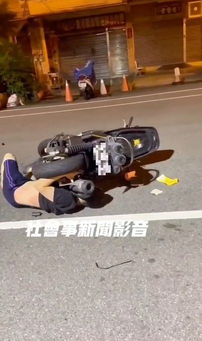 男騎士追撞女騎士倒地，被機車壓住上半身，動彈不得。(圖／翻攝自社會事新聞影音)