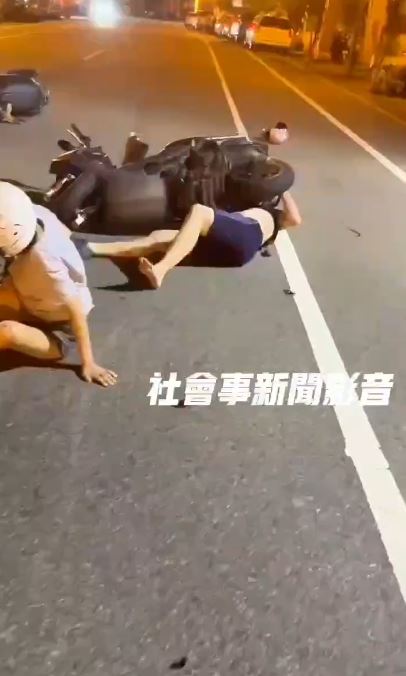 男騎士追撞女騎士倒地，被機車壓住上半身，動彈不得。(圖／翻攝自社會事新聞影音)